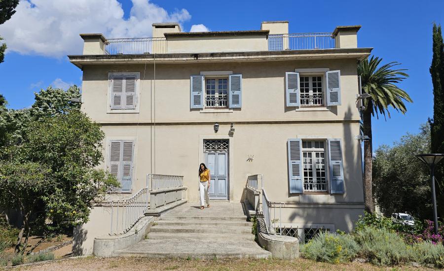 Des parkings perméables et des ombrières en bois : en Corse, l’État mise sur l’immobilier durable
